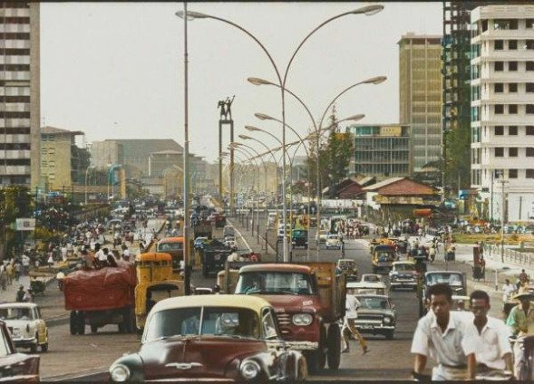 Center of busy city with traffic_Xl43L__please_credit[palette.fm].jpg