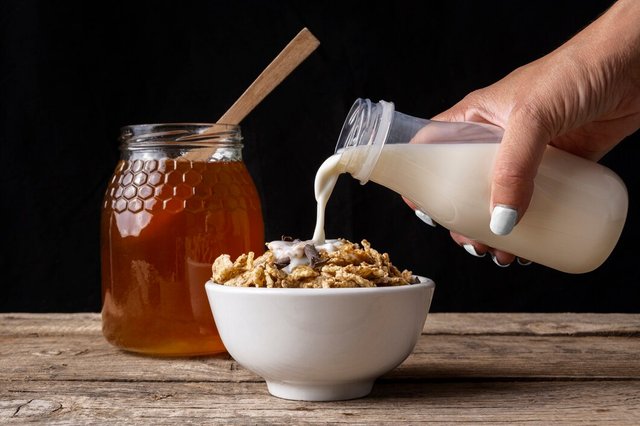 cup-cereal-with-milk-honey_95678-312.jpg