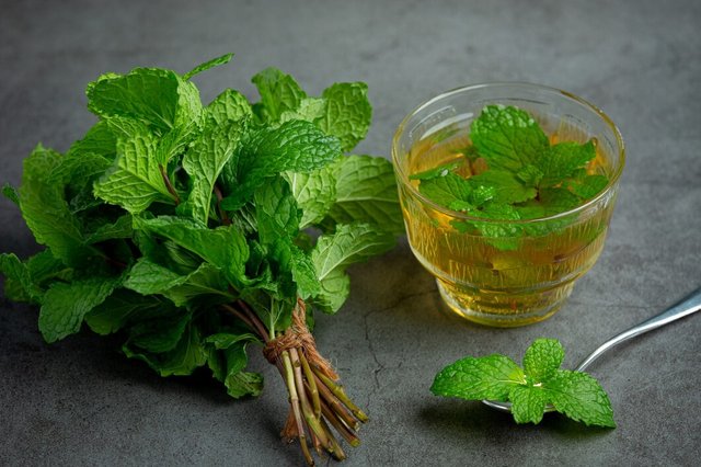 peppermint-tea-glass-ready-drink_1150-38049.jpg