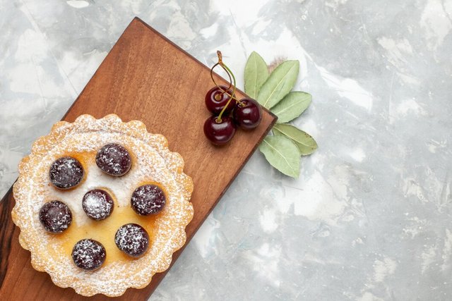 top-closer-view-little-cake-with-sugar-powder-fruits-light_140725-32590.jpg