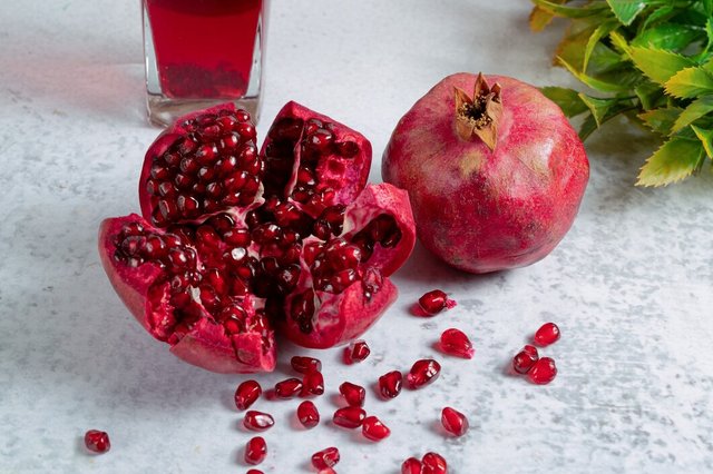 close-up-photo-fresh-sliced-pomegranate-sliced-whole_114579-82949.jpg