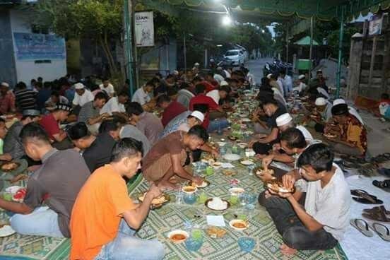 Moment Buka Puasa Bersama Para Pemuda Kampung Mon Geudong