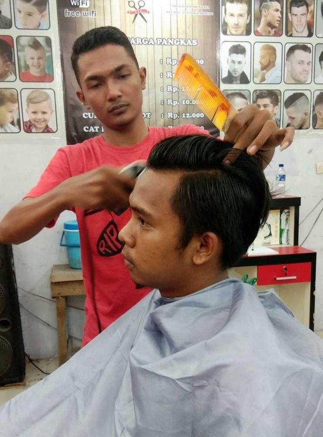 Gambar Orang Potong Rambut : Agar Tak Salah Gaya Rambut Simak Tip Saat