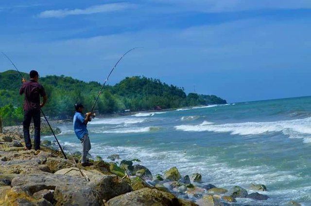 Gambar Orang Sedang Memancing Ikan