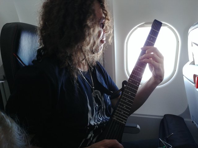 anygig-guitar-on-a-plane.jpg