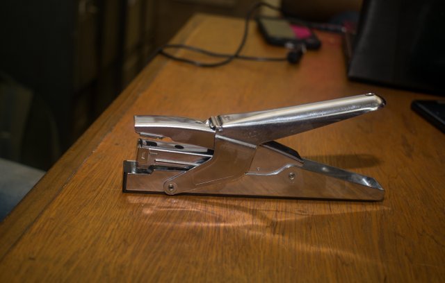 how to change staples in a stapler