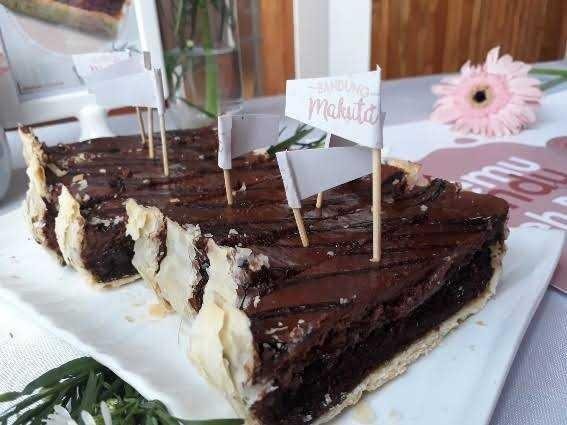 Hasil gambar untuk makuta cake rasa coklat