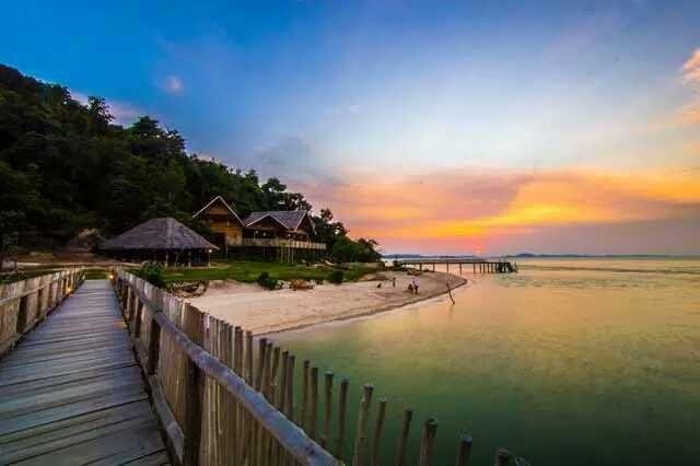 11 Floating Resorts In Indonesia That Make You Launch Wo!   rk Back - 