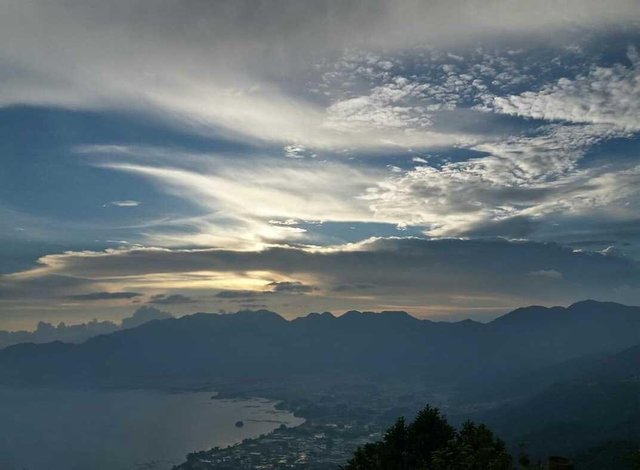 Puncak Lawang Dan Danau Maninjau Salah Satu Tempat Wisata