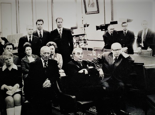 Л.И.Брежнев с товарищами смотрит запись собственного выступления.jpg