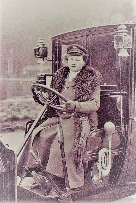Мадам Декурсель, первая женщина-таксист в Париже, 1909 год.jpg