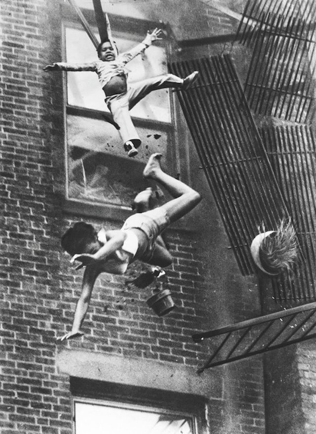 Мать и дочь прыгают из окна во время Бостонского пожара (девочка выжила), 1975..jpg