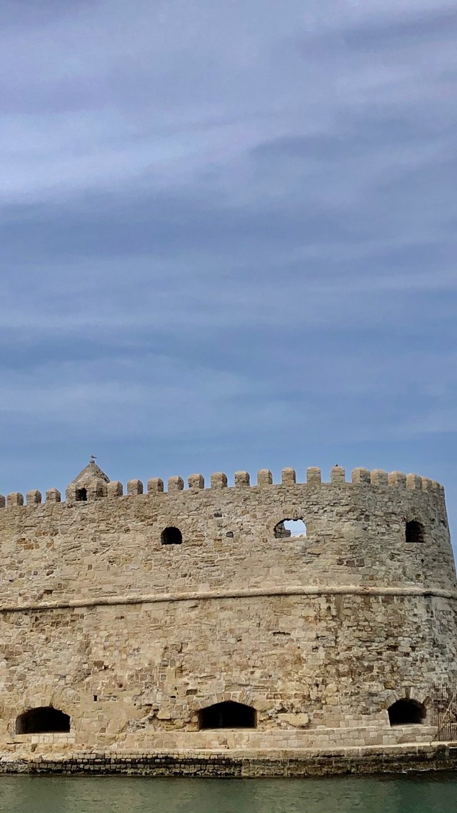 A tower (Castellum Comunis) which was destroyed by a big earthquake (1303), was the forefather of a new Castle that was built by the Venetians to improve the city’s fortifications. 
