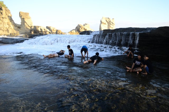 Moments of togetherness while bathing on the beach 