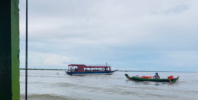 The floating market.