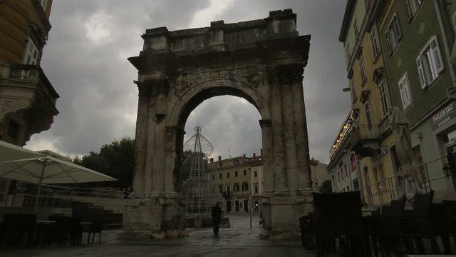 ... is the Arch of the Sergii, a Roman triumphal arch ... locally called also The Golden Door ... originally this was the main gate to the ancient city ... is estimated that was built in between 29 and 27 BC ... 