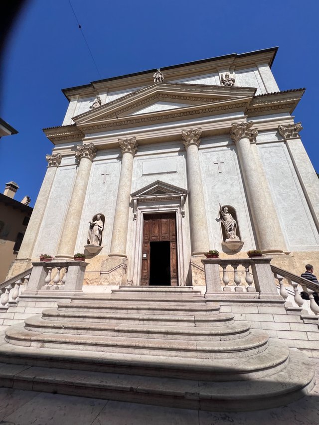 I will use this image ( my image made july 2023 ) again in the special, yet to make travel blog, this week when I have the time, about this special church. The church is called Church Parochie of saints Zenone and Martino.