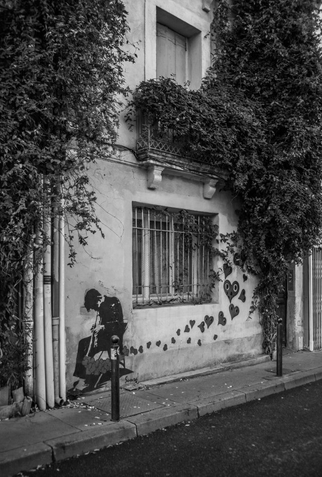 Montpellier is full of artistic-activist interventions - this one especially caught my eye because the trumpet player is giving out hearts as a gift, and they blend with architecture and with nature alike. The nature is a part of architecture so they coexist perfectly together!