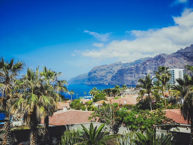   Los Gigantes provides the most dramatic everyday views from all the resort areas in Tenerife. Photo by Alis Monte [CC BY-SA 4.0], via Connecting the Dots