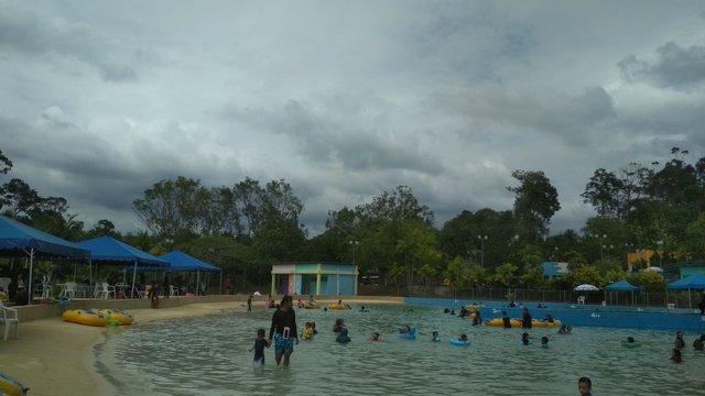 After much glides and vortex experience, back to wave pool