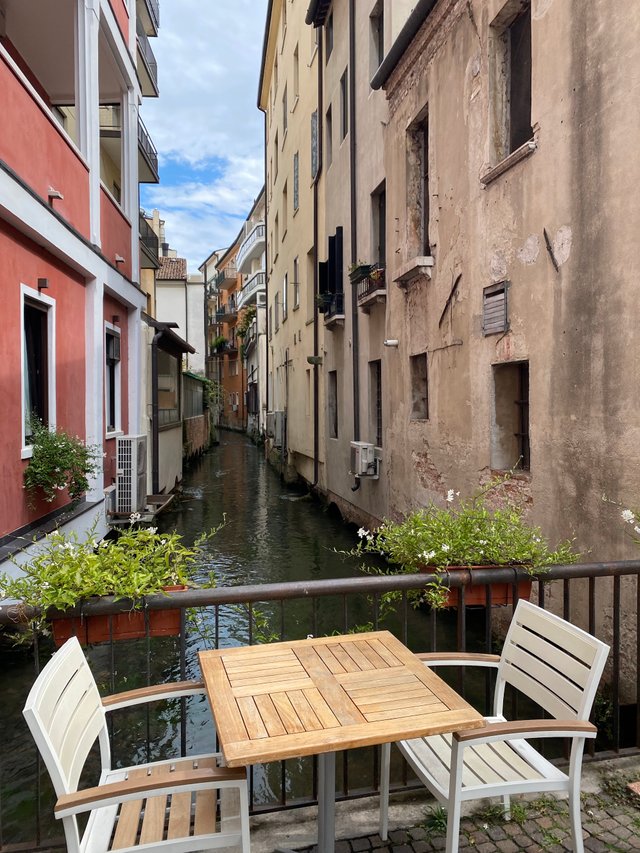 Nice dinner table to enjoy a glass of Prosecco with a dear one