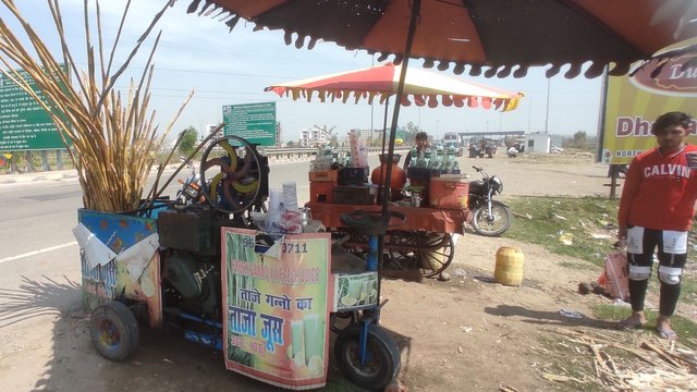 A minute of refreshment with fresh sugarcane juice. Sugarcane juice pressing equipment