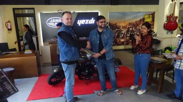 We came to Jawa Yezdi Motorcycle Showroom to saddle steel horses. The team was very hospitable