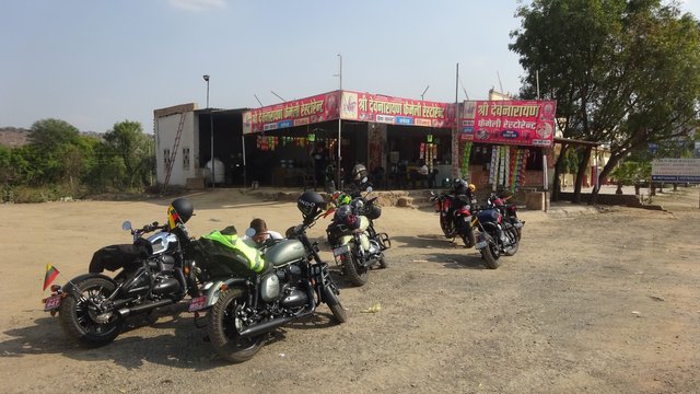Near Jaipur, Hameer Singh of the Rajasthan Jawa Club met us and guided us all the way to our destination