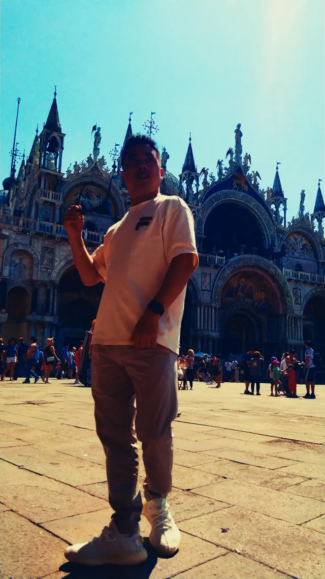 A fool taking photos in San Marco and paying 15 EUR for a coffee