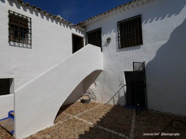 Access to the cave house