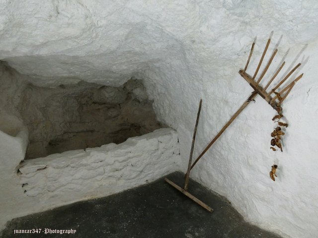 Another panoramic view of the manger, with typical work utensils