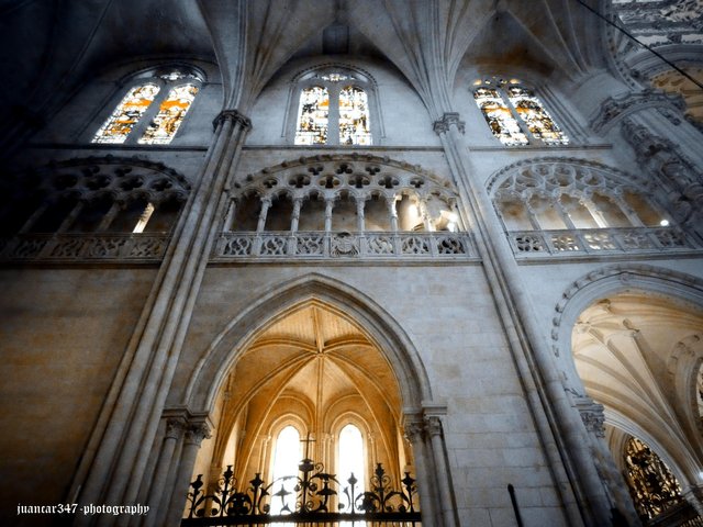 Overview of the nave: chapels and stained glass