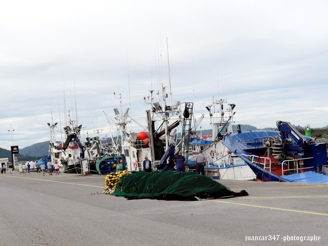 Preparing nets and tackle for departure