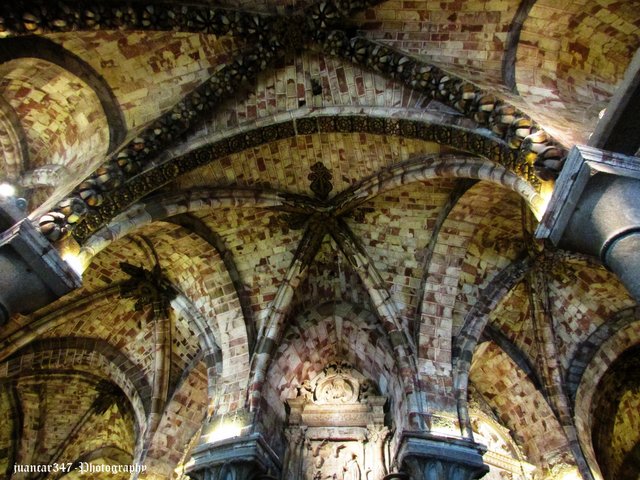 Cathedral: example of Berroqueña stone