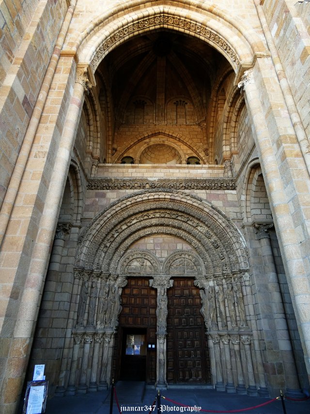 Basilica of San Vicente: biphora portal