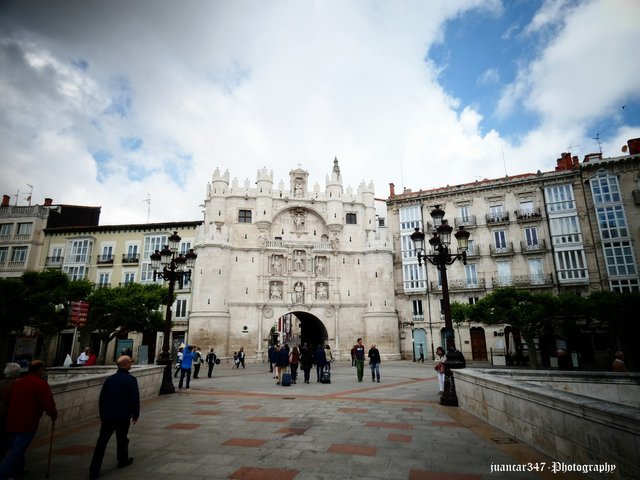 The colossal Saint Mary’s Door (Puerta de Santa María)