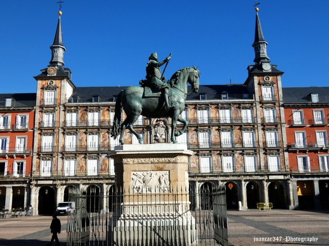 Equestrian statue of Felipe III, popularly known as ’the cemetery of sparrows’