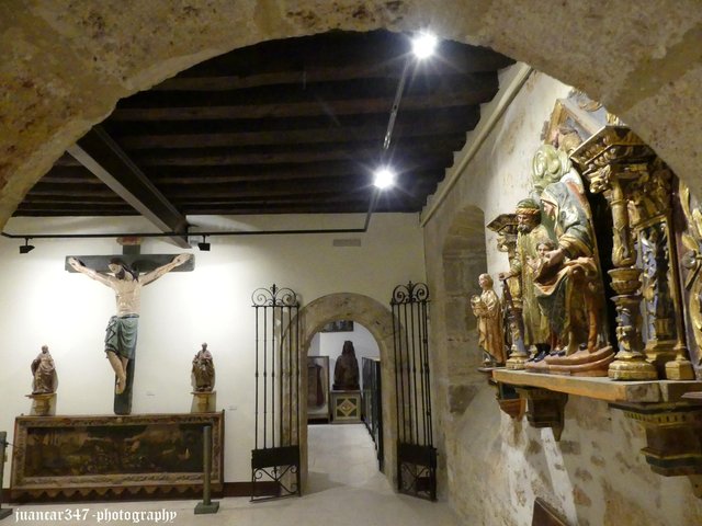 Detalle de otra de las salas, con hermoso Cristo gótico del siglo XIV, al frente a la izquierda