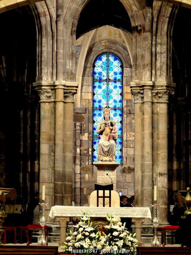 Presidiendo el lugar más sagrado del templo