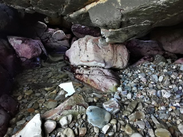 Hidden rock pools at the water’s edge, with amazingly colored rocks