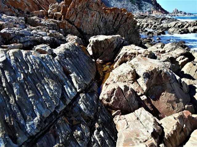 Here you see the turquoise rock surrounded by the usual ochre - a mystery to be solved by geologists perhaps