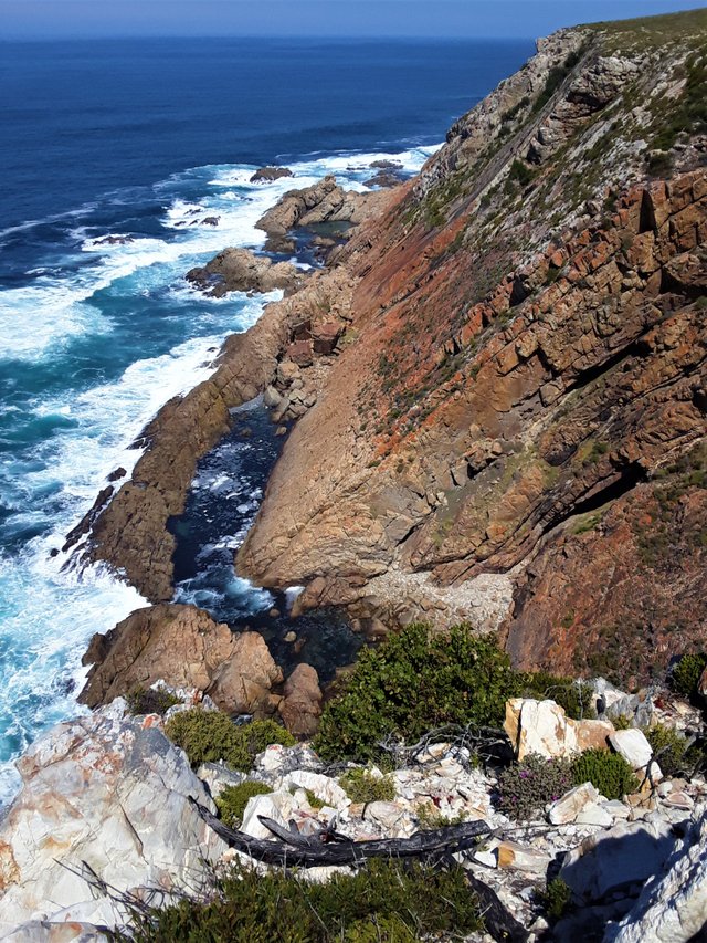 Another sheer drop to the sea below with no obvious path down to those inviting pools. I found a way down further along, to the pools in the distance though, and could then double back.