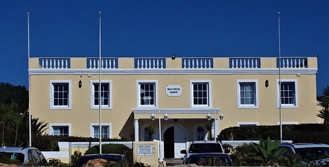 You too can dine or stay in this hotel on Lookout beach, right next to the sand and warm Indian ocean