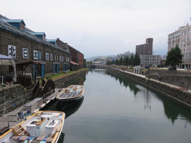 The middle of the canal, about 400 meters long, from end to end.