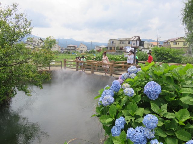 Artificial water spray cools the air