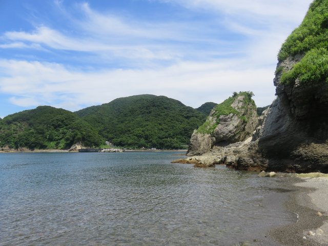 A little beach on the west side of the bay. Nice for swimming.