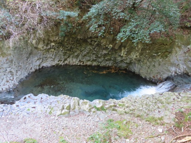 Surata pool, deep azure water