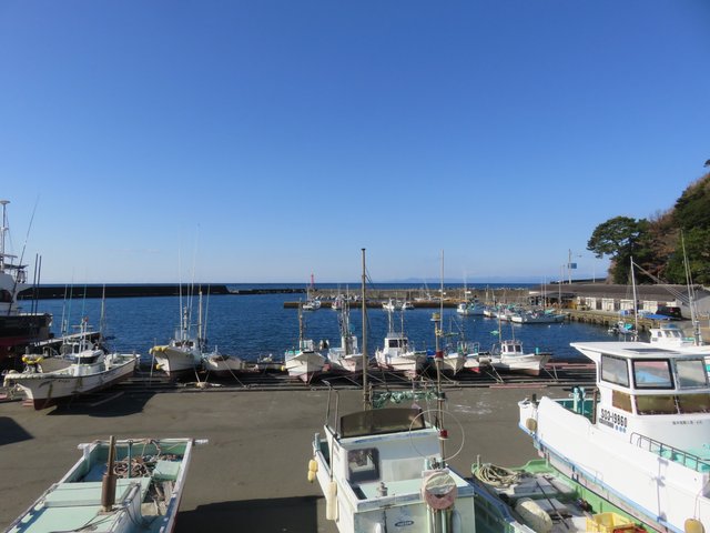 The port and the start of the hike at Toi.