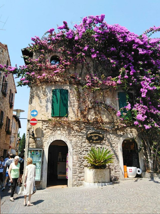 A house in the middle of the centre of the old town, which I absolutely had to photograph - and not only me!