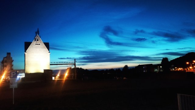 And the night comes in over the former warehouse, that is now is a hotel.